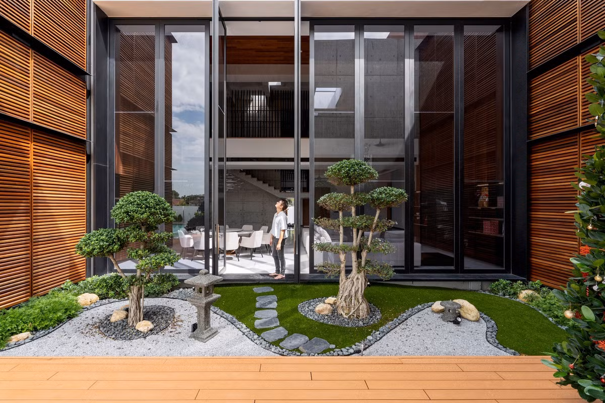 Khối nhà đầu tiên với tông màu ấm áp, có thể đóng mở các hệ cửa theo mong muốn. Ảnh: Bricks Begin Photography