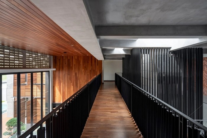 Lan can các lối đi trong nhà chính sử dụng màu đen chủ đạo, hài hòa với chất liệu gỗ. Ảnh: Bricks Begin Photography