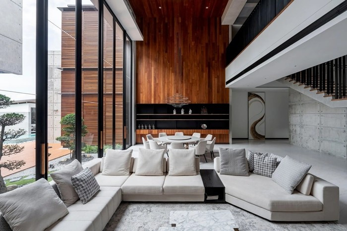 Sofa và bàn ăn cỡ lớn tại không gian sinh hoạt chính. Ảnh: Bricks Begin Photography