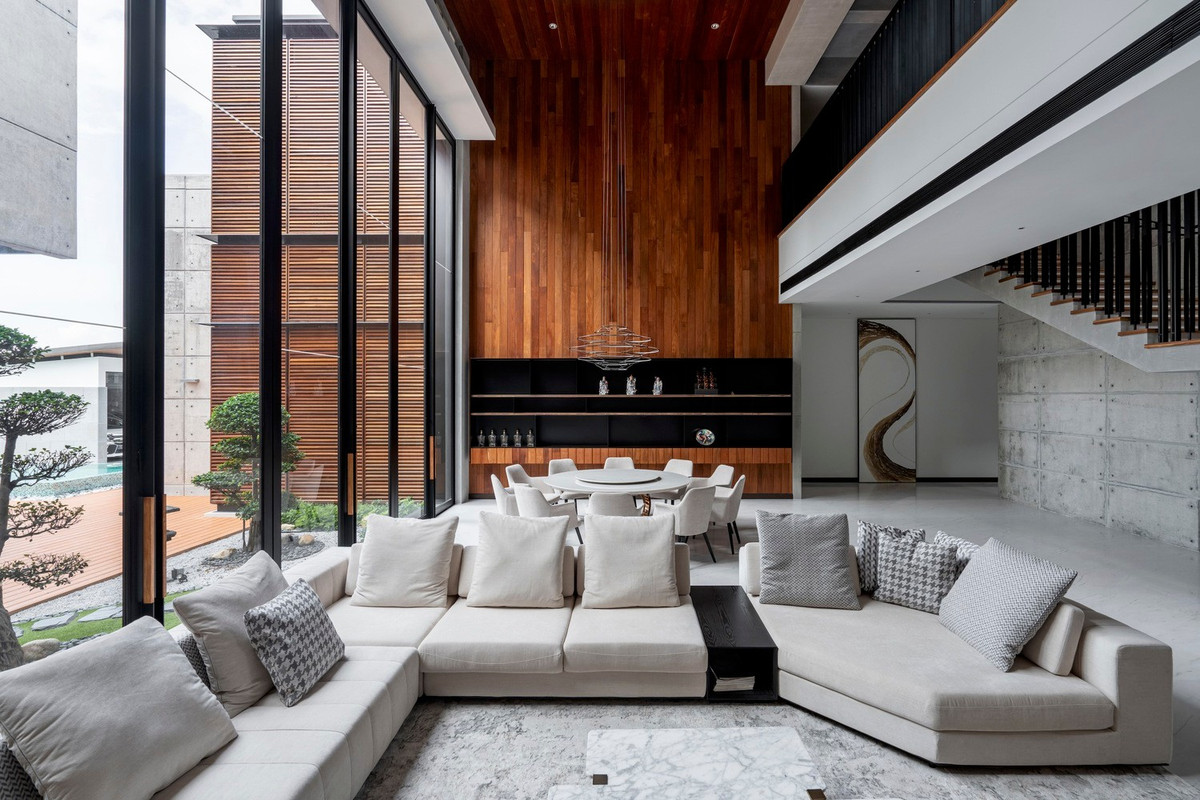 Kiến trúc sư khéo léo sử dụng vật liệu thân thiện với môi trường như gỗ, đá và bê tông, tạo nên một không gian sống gần gũi với thiên nhiên. Ảnh: Bricks Begin Photography