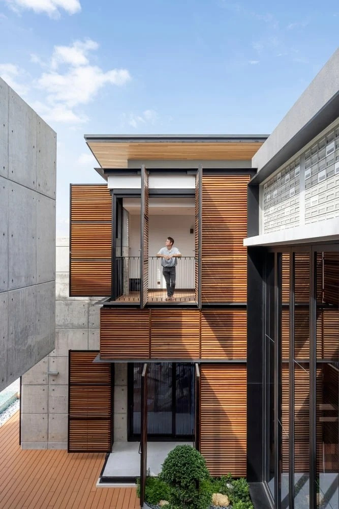 Tọa lạc tại Malaysia, căn biệt thự có diện tích 2.000m2 gây ấn tượng bởi tổ hợp ba khối nhà kết nối hài hòa quanh sân trong. Ảnh: Bricks Begin Photography