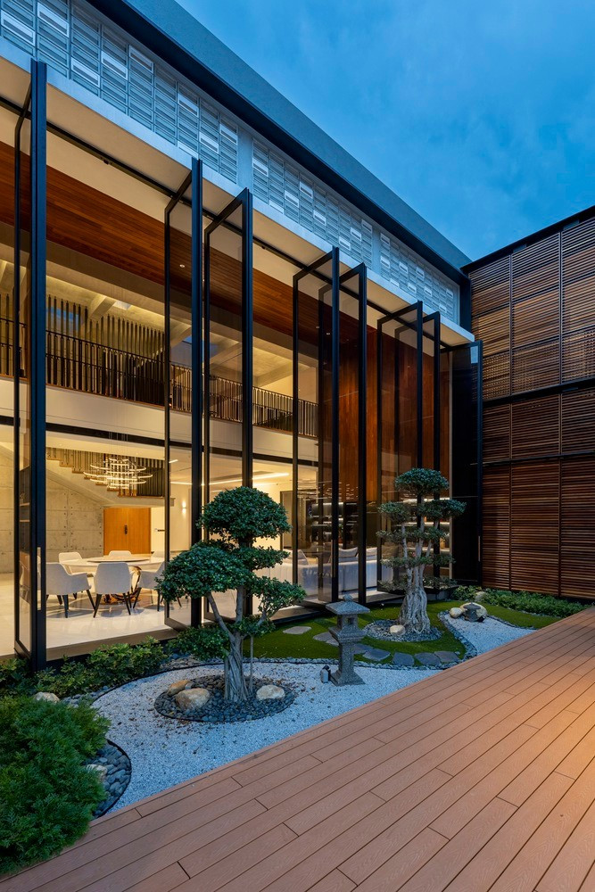 Các mảng xanh được bố trí tinh tế trong và ngoài nhà góp phần thanh lọc bầu không khí. Ảnh: Bricks Begin Photography