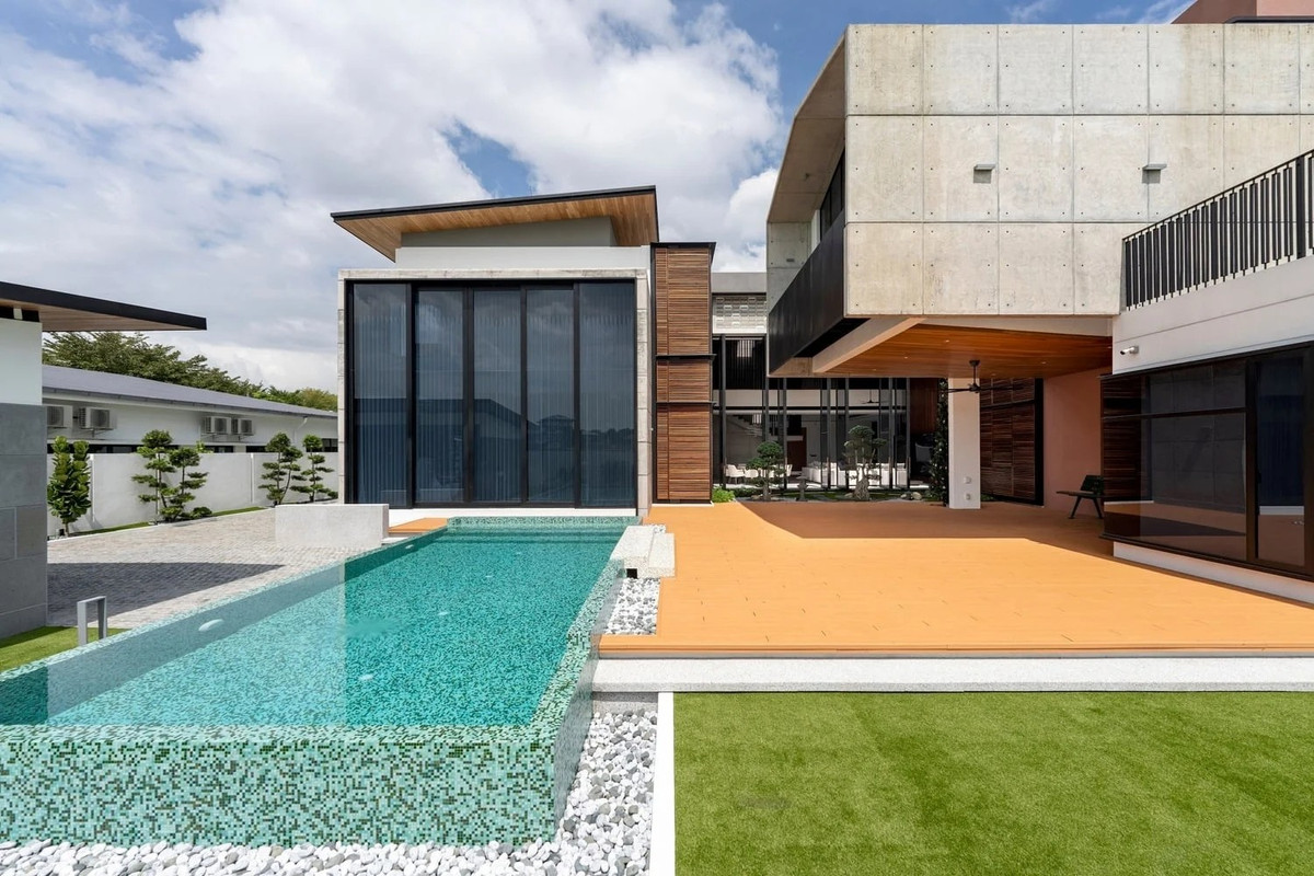 Hồ bơi chung cho cả 3 khối nhà. Ảnh: Bricks Begin Photography