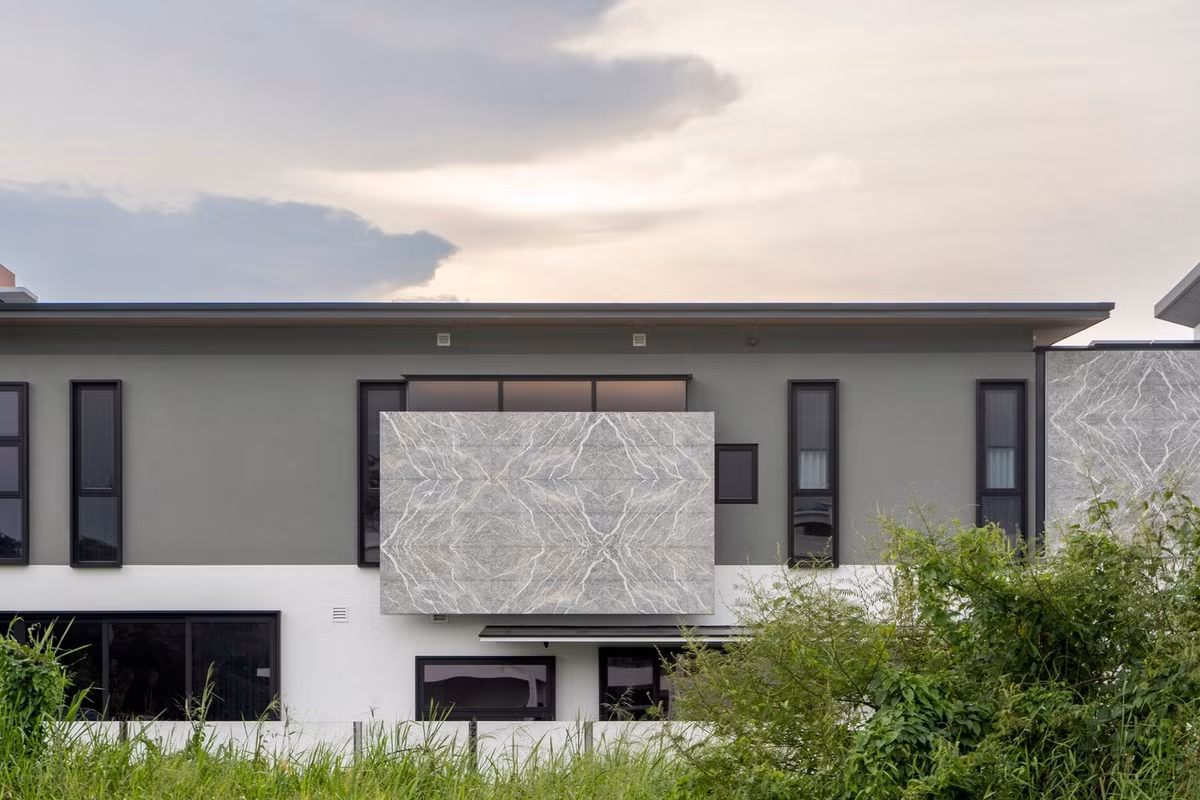 Các vật liệu được lựa chọn cẩn thận, đặt cạnh nhau nhằm tạo ra hiệu ứng không gian, nâng cao tính thẩm mỹ. Ảnh: Bricks Begin Photography