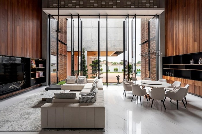 Khu vực sinh hoạt chính của gia đình đặt ở ngôi nhà đầu tiên, gồm phòng khách và bàn ăn. Ảnh: Bricks Begin Photography