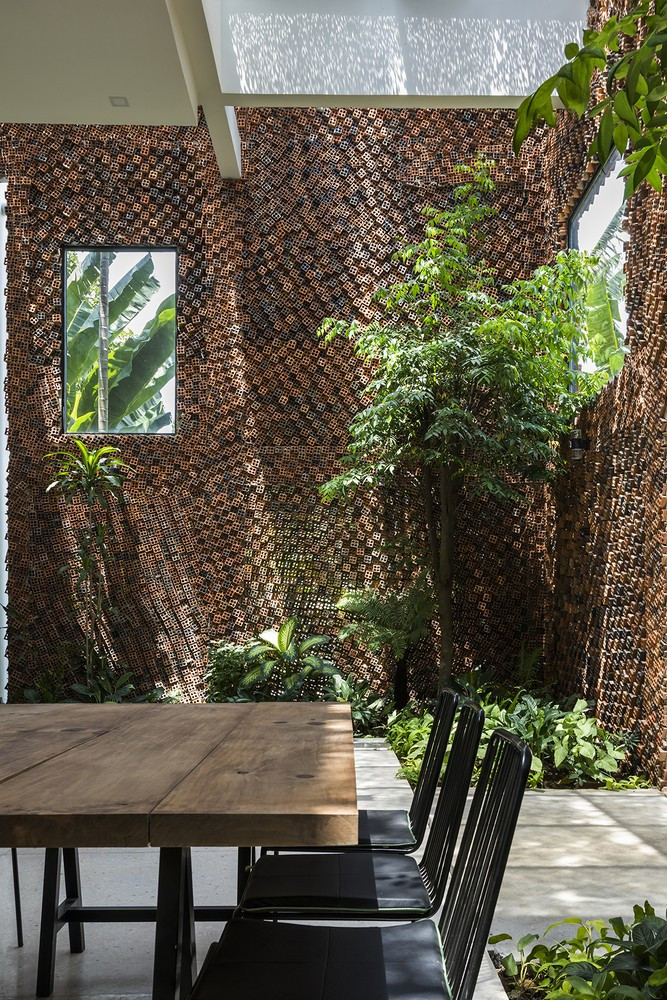 Theo đó, Wall House được định hình là một ngôi nhà với 8 khối không gian, tương ứng với các khu vực chức năng riêng. 8 khối nằm xen kẽ và được kết nối bởi không gian sinh hoạt chung được hình thành từ các bức tường thở. Ảnh: Hiroyuki Oki