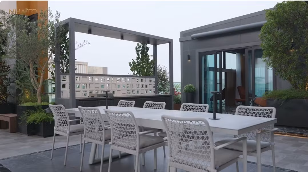 Bàn ăn ngoài trời trên sân thượng. Ảnh chụp màn hình