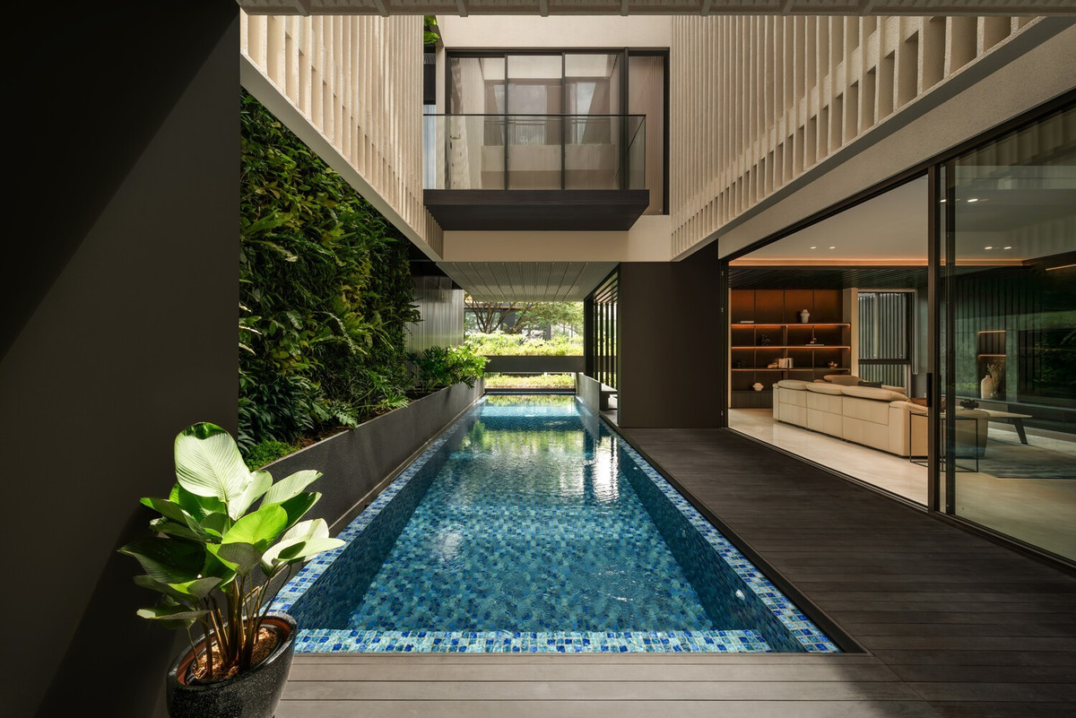 Các giải pháp thụ động như che nắng, thông gió chéo, lớp đệm cây xanh được triển khai xuyên suốt nhằm giảm phụ thuộc vào hệ thống cơ điện. Ảnh: Arte Haus