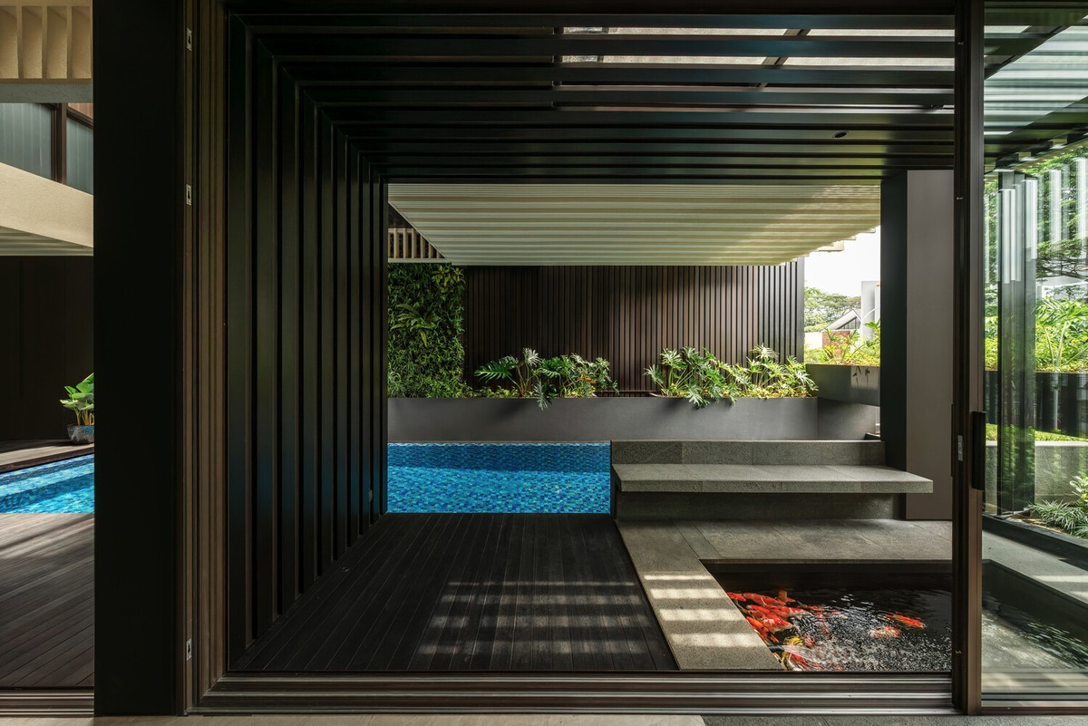 Hồ bơi đặt giữa trung tâm tầng 2. Bể cá koi đặt tại tiền sảnh tạo khoảng đệm trước khi vào khu sinh hoạt. Ảnh: Arte Haus