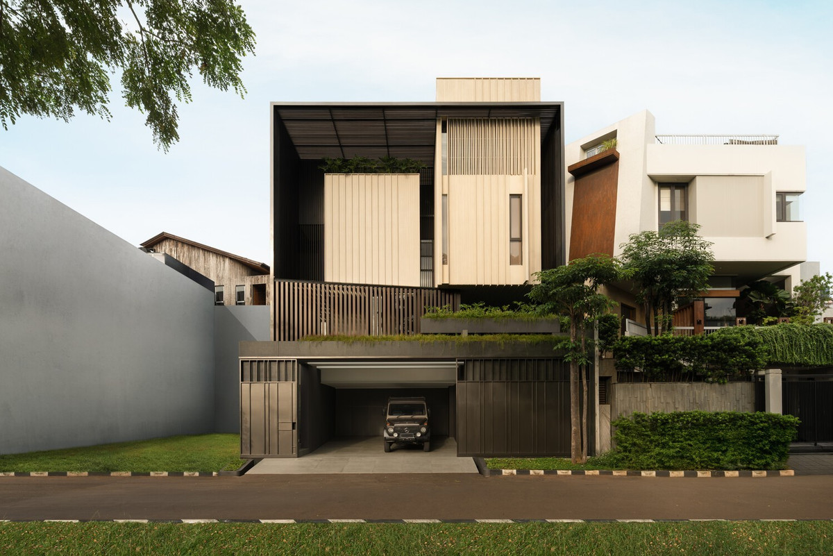 Tọa lạc trong một khu đô thị đông đúc tại Indonesia, căn biệt thự được thiết kế cho một gia đình nhiều thế hệ, với yêu cầu bố trí đầy đủ chức năng, đồng thời đảm bảo riêng tư và thông thoáng. Ảnh: Arte Haus