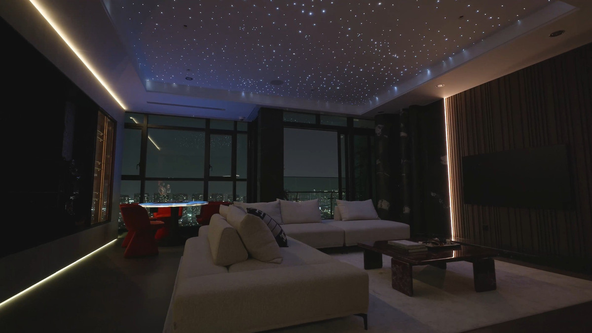 Mới đây, kênh YouTube NhaTo giới thiệu một căn penthouse rộng tới 500m2 nằm ngay giữa trung tâm TP HCM. Ảnh: NhaTo