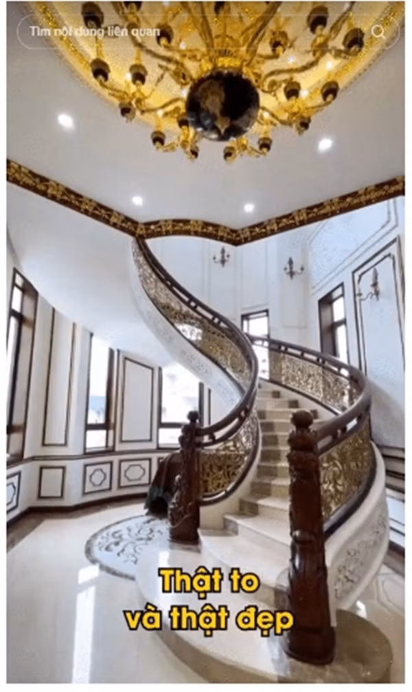 Cầu thang xoắn là điểm nhấn trong tòa nhà. Ảnh chụp màn hình