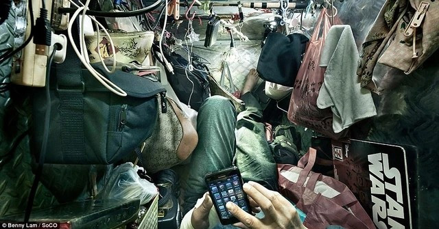 Chủ nhân phải tận dụng mọi không gian, đồ đạc treo lủng lẳng khắp nơi từ tường đến trần nhà. Ảnh: BI