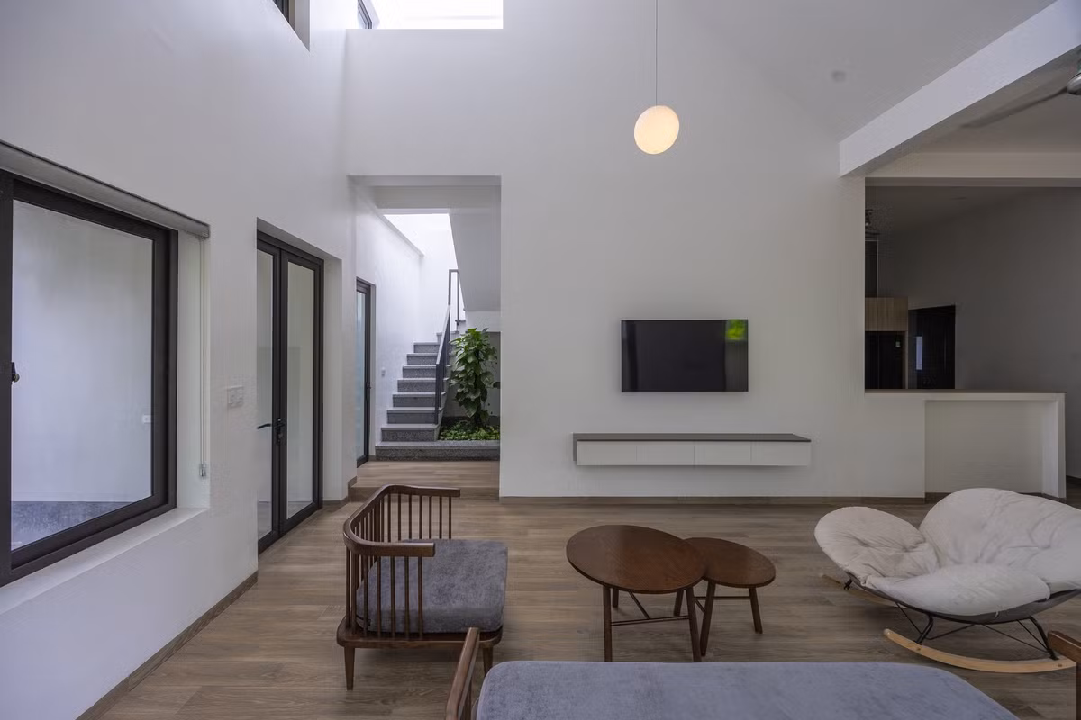 Ngôi nhà còn có các ô giếng trời và khoảng thông tầng giúp ánh sáng lan tỏa khắp không gian, đồng thời thông gió tự nhiên. Ảnh: Triệu Chiến