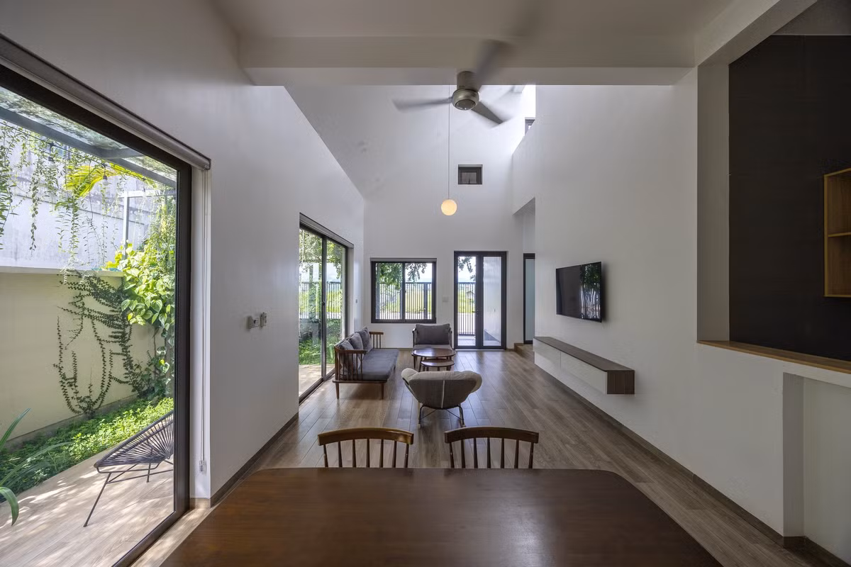 Trần nhà cao, nghiêng theo độ dốc mái tạo cảm giác rộng rãi, thoáng đãng và không bị giới hạn bởi không gian. Ảnh: Triệu Chiến