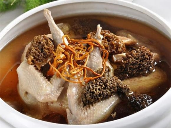 Không chỉ hiếm, nấm bụng dê còn có mùi vị ngon, bùi béo như thịt lợn, thơm phức và giá trị dinh dưỡng cao. Nấm bụng dê có thể chế biến thành nhiều món như xào, nấu súp, nướng, hầm....Ảnh: Internet