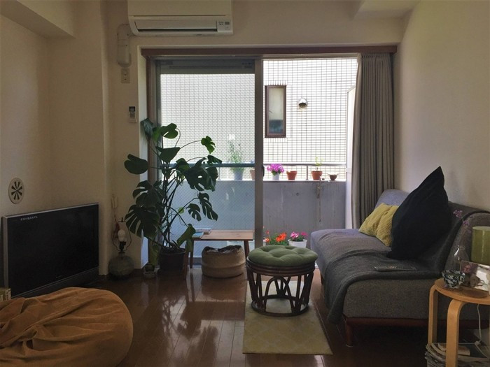 Nhờ đó, không gian không bị “bội thực” bởi đồ đạc, lối đi luôn thông thoáng, tạo cảm giác rộng rãi hơn nhiều so với diện tích thực. Ảnh: The Japan Times