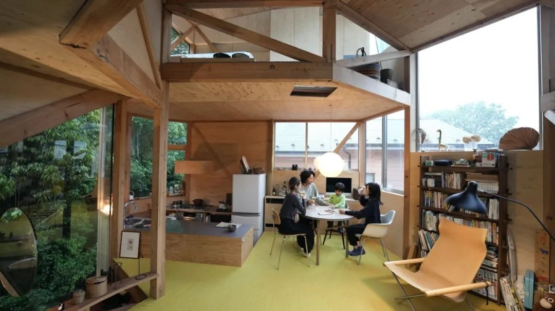 Căn nhà có tổng diện tích 95m2, mọi không gian đều bao quanh trụ chính của căn nhà. Ảnh Toutiao