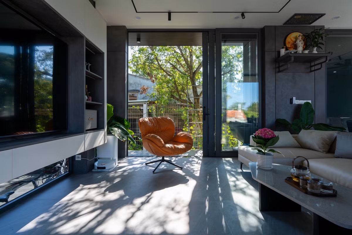 Không gian trong nhà và ngoài trời gần như không có khoảng cách nhờ bức tường kính lớn. Ảnh: Khánh Nguyễn