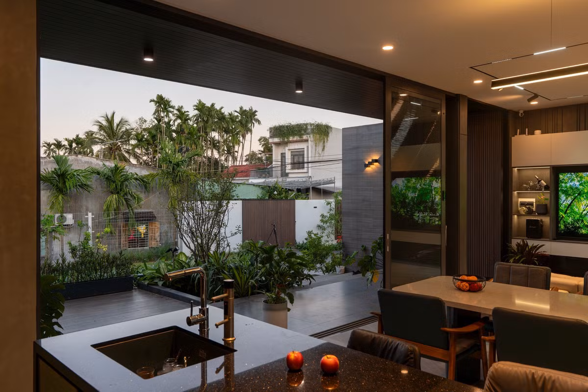 Nội thất trong nhà được chọn lọc kỹ lưỡng với tông màu trầm ấm. Ảnh: Khánh Nguyễn