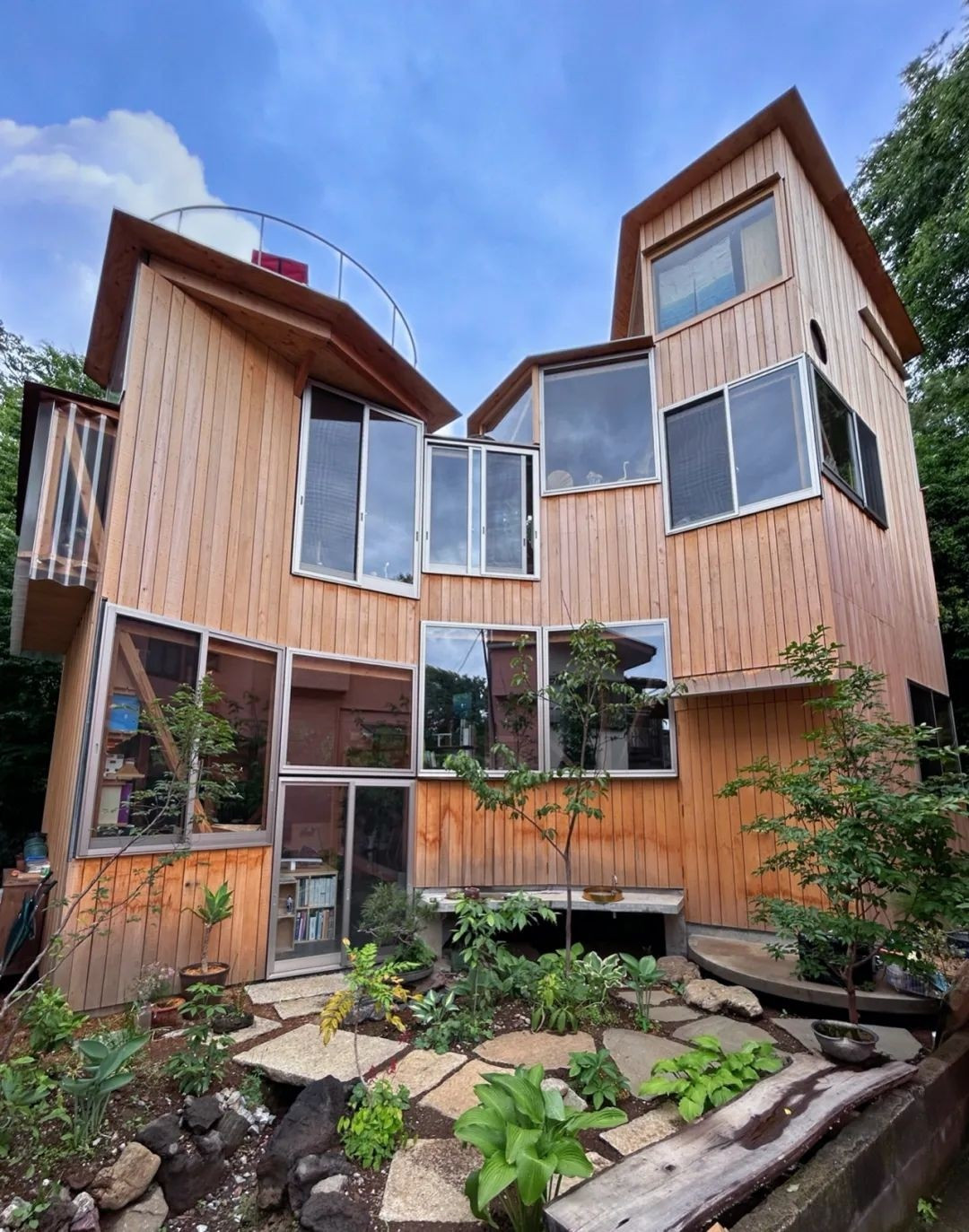 Trên khu đất 130m2, nằm sâu trong một khu rừng nguyên sinh ở ngoại ô Tokyo, Ichijo quyết định thiết kế một căn nhà 3 tầng bằng gỗ, bao quanh bởi cây cối. Ảnh Toutiao