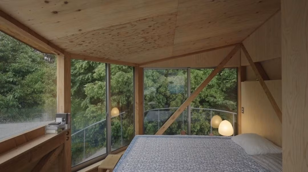Từ phòng ngủ có thể nhìn thẳng ra khu rừng nguyên sinh. Ảnh Toutiao
