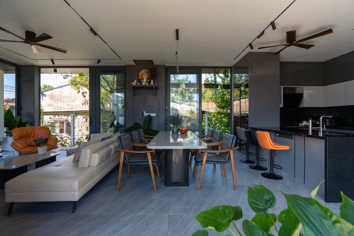 Trần nhà được thiết kế thấp hơn bình thường để tạo cảm giác ấm cúng. Ảnh: Khánh Nguyễn