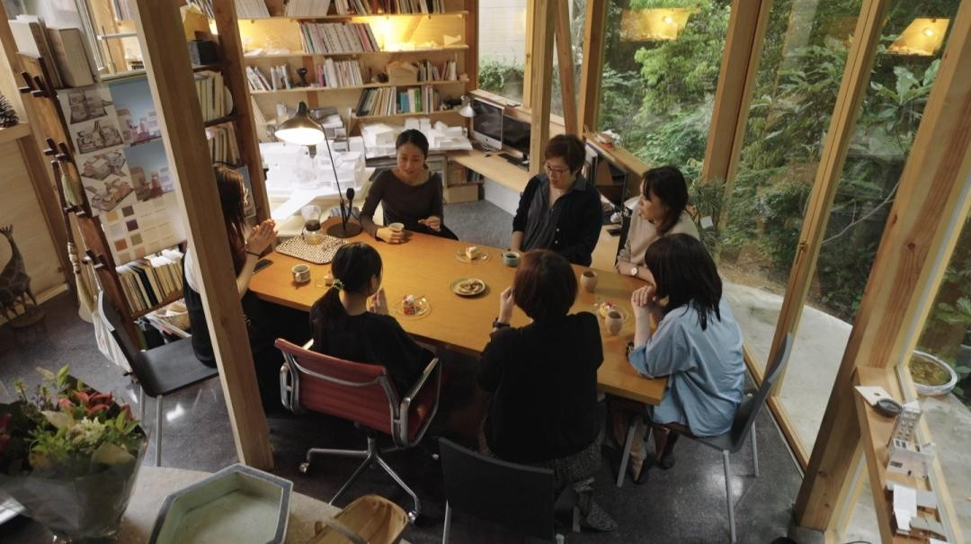 Tường được làm bằng kính để tạo cảm giác rộng rãi và thoáng đãng. Tầng 1 là văn phòng làm việc. Ảnh Toutiao