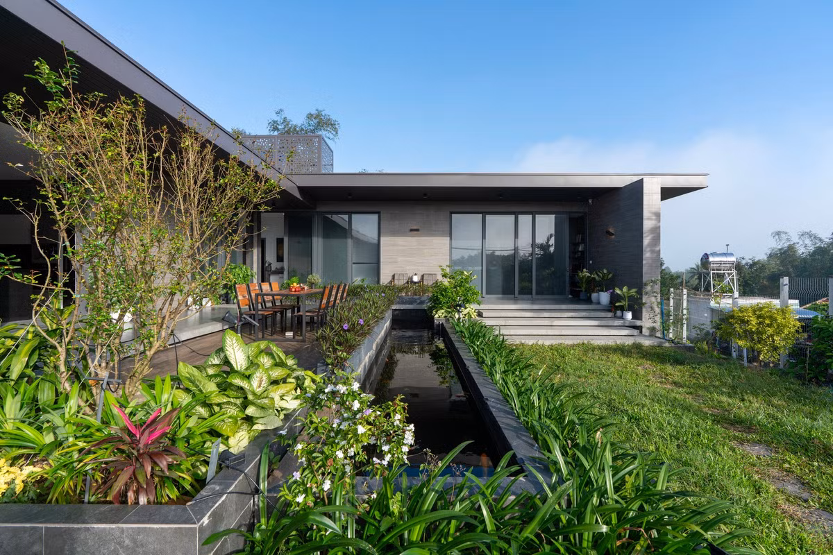 Hệ thống kính lớn được sử dụng tối đa, mở rộng tầm nhìn và đón ánh sáng tự nhiên. Ảnh: Khánh Nguyễn