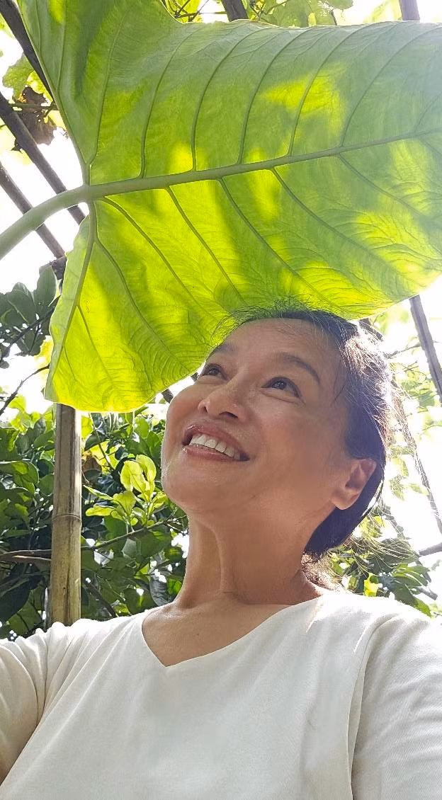 Ngoài ánh đèn sân khấu, nghệ sĩ Tú Oanh tận hưởng cuộc sống yên bình trong khu vườn xanh mướt ở ngoại ô. Ảnh: FB Oanh Le Tu