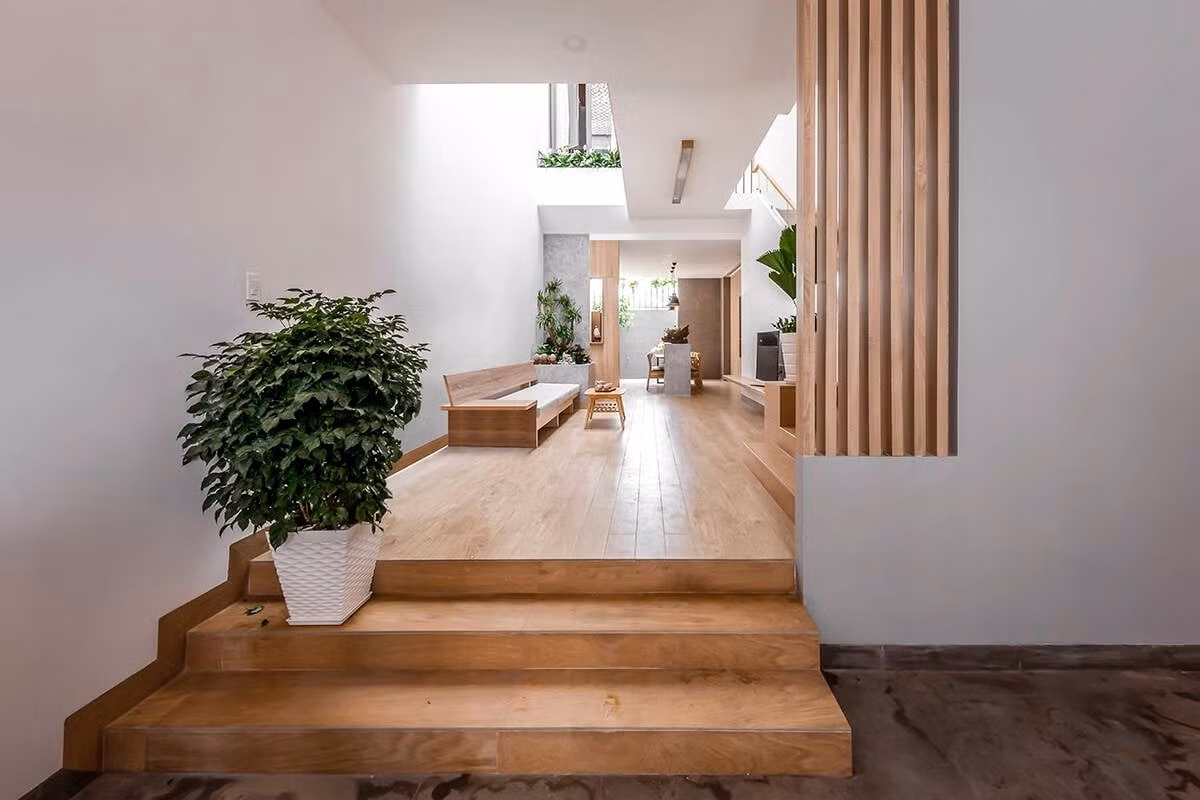 Gia chủ mong muốn một không gian thoáng đãng, có nhiều ánh sáng tự nhiên và cây xanh, song chi phí có phần hạn chế. Ảnh: Bùi Minh Quốc