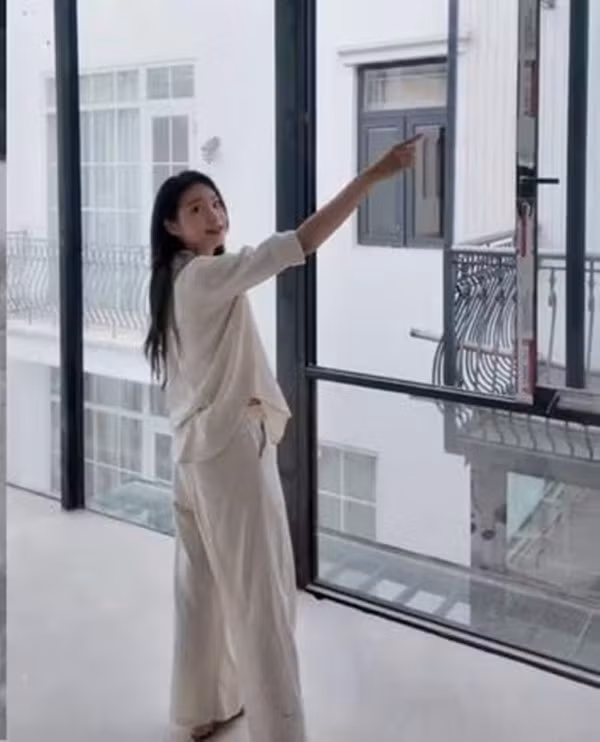 Mới đây, Doãn Hải My - vợ Đoàn Văn Hậu đăng tải đoạn video ghi lại không gian căn nhà đang trong quá trình xây dựng. Doãn Hải My cho biết, căn nhà đầy tâm huyết của hai vợ chồng từ năm ngoái đã dần dần lên khung. Ảnh: TikTok Nhân vật