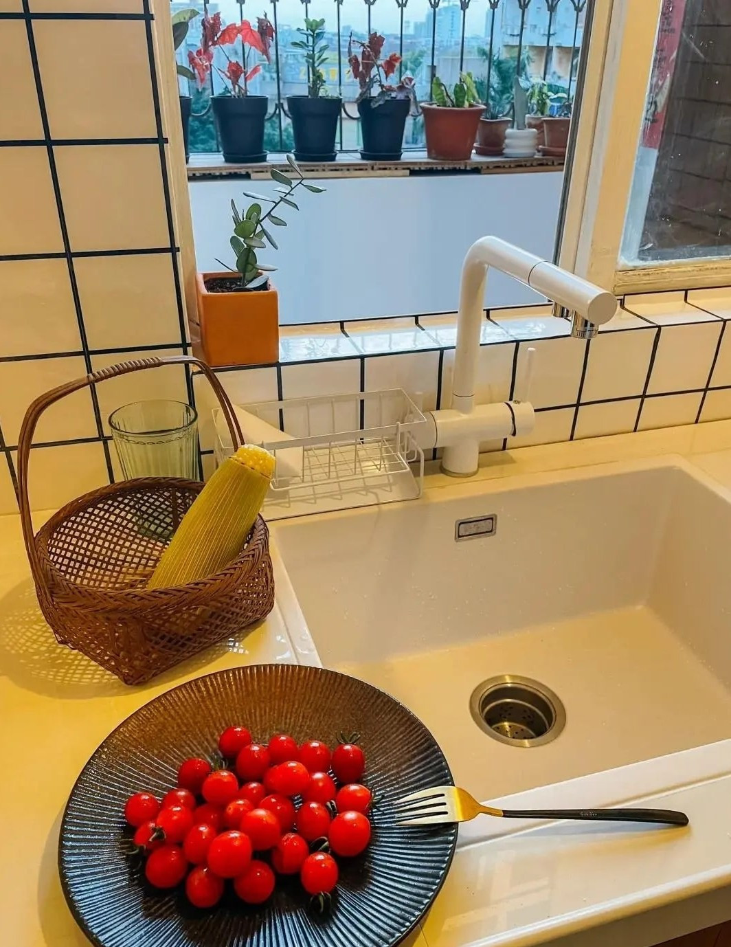 Mặt bếp gần như không bày nhiều đồ nên khá sạch sẽ và dễ vệ sinh. Ảnh: Toutiao