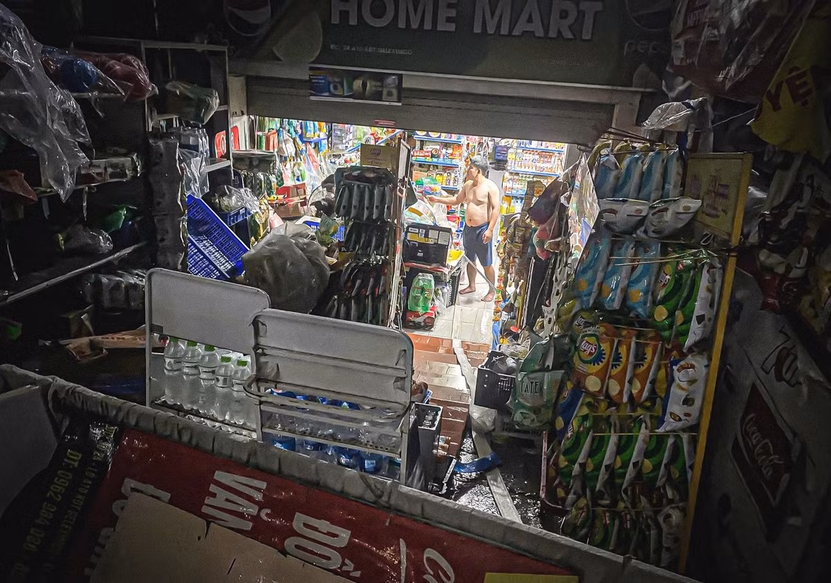 Kê ván ngăn nước không xuể, nhiều cửa hàng trắng đêm tát, bơm nước để hàng hoá không bị ngập. Ảnh: Tiền phong