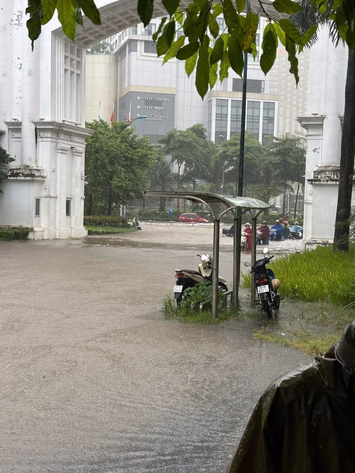 Khu nhà giàu Ciputra được ví như "làng chài" bởi hễ mưa lớn là ngập trong "biển nước" nhưng giá mỗi căn biệt thự hàng trăm tỷ. Ảnh: Anninhtiente