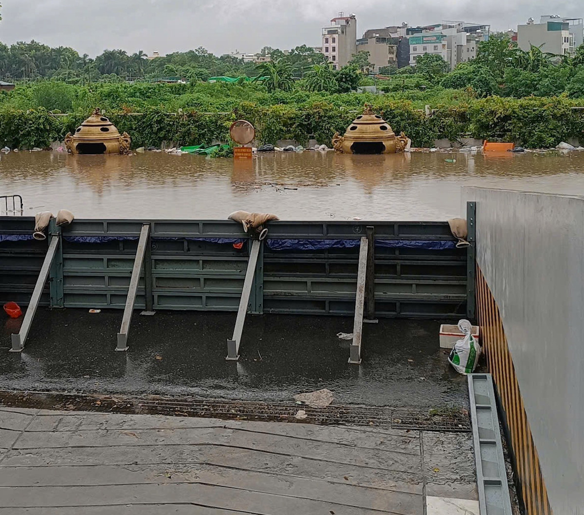 Vách ngăn thép dựng trước cửa hầm chung cư Ecohome 3. Ảnh: Vietnamnet