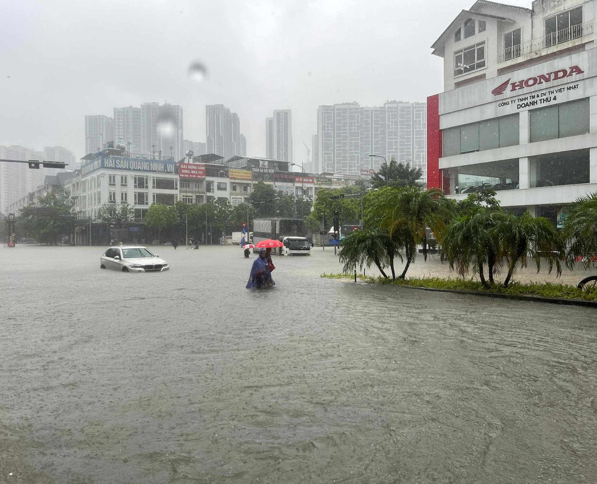 Mưa lớn liên tục do hoàn lưu bão Kajiki khiến nhiều khu chung cư, khu đô thị ở Hà Nội "chìm trong biển nước", các tuyến đường nội khu bị cô lập. Ảnh: FB Trần Thiên Ân