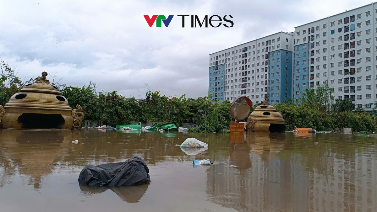 Khu cư Ecohome 3 (phường Đông Ngạc, Hà Nội) ngập nặng vào sáng 26/8 sau trận mưa lớn. Lối ra vào khu chung cư bị cô lập bởi nước khiến người dân đi lại khó khăn. Ảnh: VTV Times