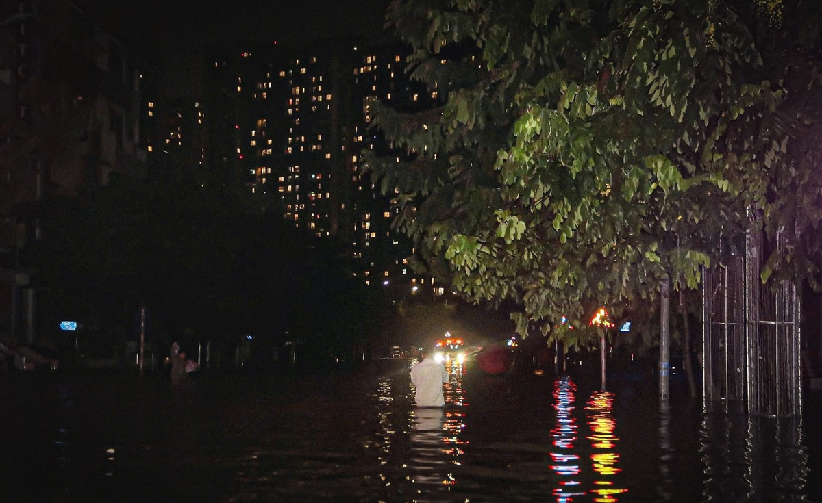 Tối 26/8, hàng nghìn cư dân tại khu A Khu đô thị Geleximco tại xã An Khánh (Hà Nội) vẫn phải vật lộn trong cảnh nước ngập và thiếu nước sinh hoạt từ rạng sáng đến đêm. Ảnh: Tiền phong