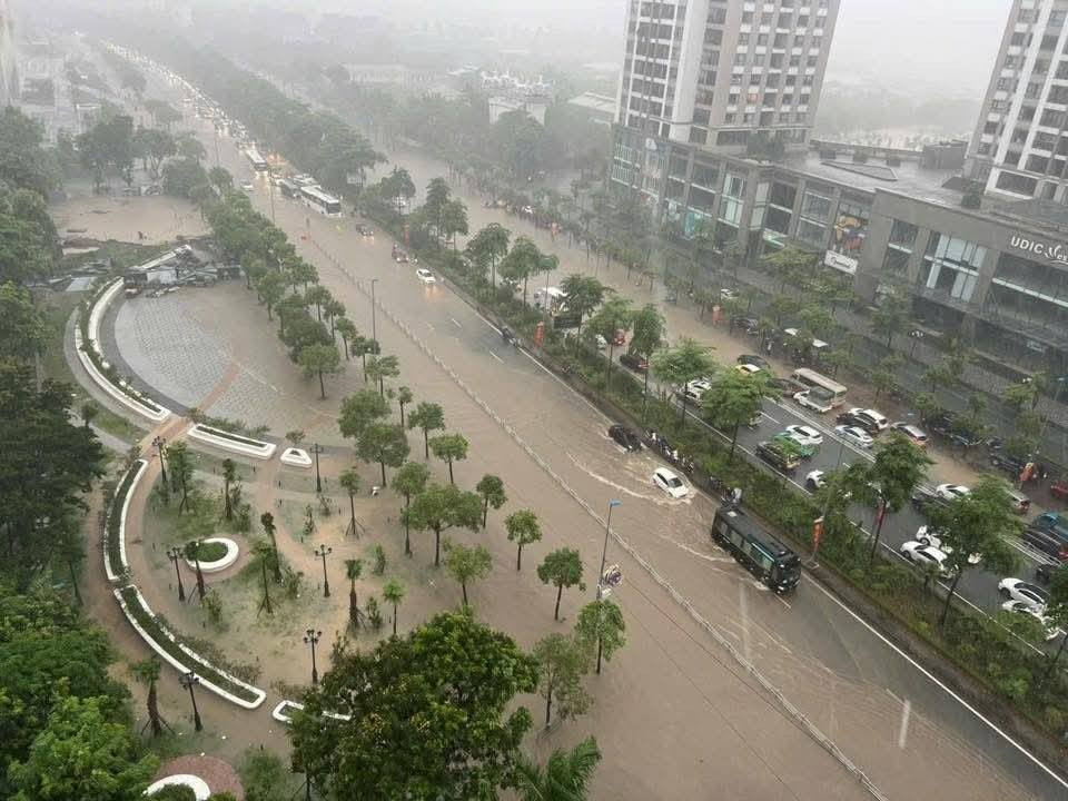 Mưa lớn liên tục do hoàn lưu bão Kajiki khiến nhiều khu chung cư, khu đô thị ở Hà Nội "chìm trong biển nước", các tuyến đường nội khu bị cô lập. Ảnh: FB Trần Thiên Ân