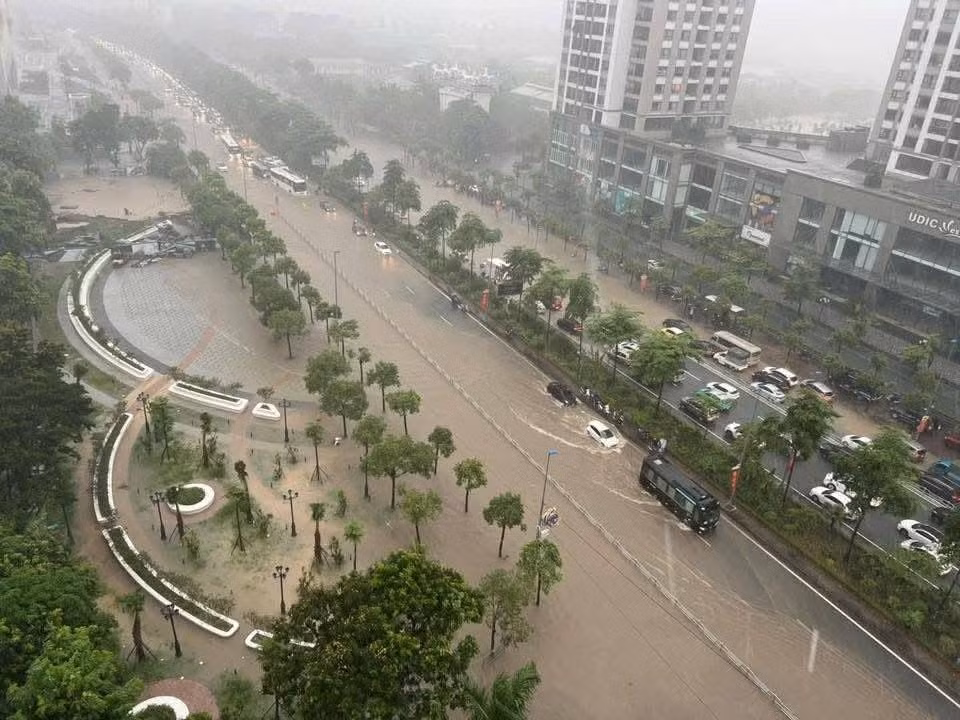 Mưa lớn liên tục do hoàn lưu bão Kajiki khiến nhiều khu chung cư, khu đô thị ở Hà Nội "chìm trong biển nước", các tuyến đường nội khu bị cô lập. Ảnh: FB Trần Thiên Ân