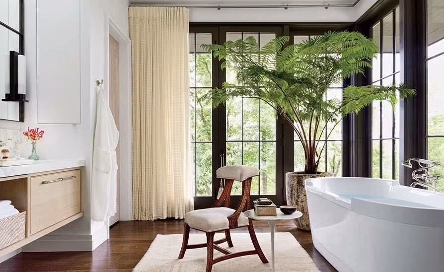 Tán lá xòe rộng, mềm mại của dương xỉ mang đến cảm giác thư giãn, gần gũi với thiên nhiên, biến phòng tắm thành nơi nghỉ ngơi đúng nghĩa. Ảnh: AD