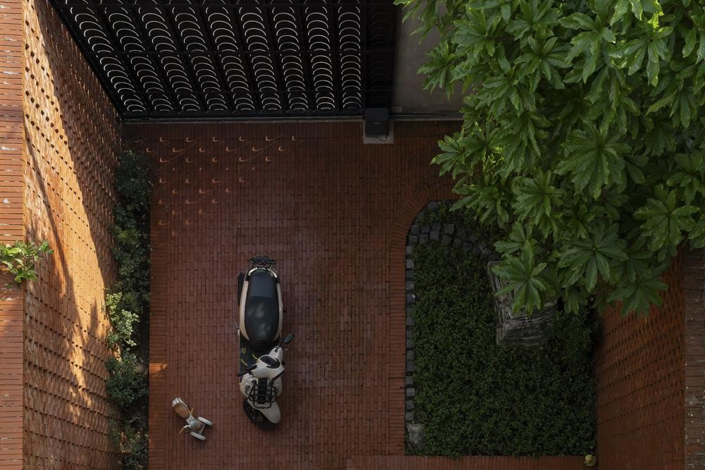 Gạch đất nung truyền thống được sử dụng cho hiên nhà, tạo kết nối giữa kiến trúc hiện đại và giá trị văn hóa dân gian. Ảnh: Quang Trần