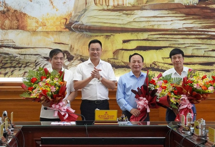 Bí thư Tỉnh ủy Lê Ngọc Quang tặng hoa cho các ông Trần Hải Châu, Nguyễn Công Huấn và Đoàn Ngọc Lâm là các cán bộ chủ chốt của tỉnh nghỉ hưu