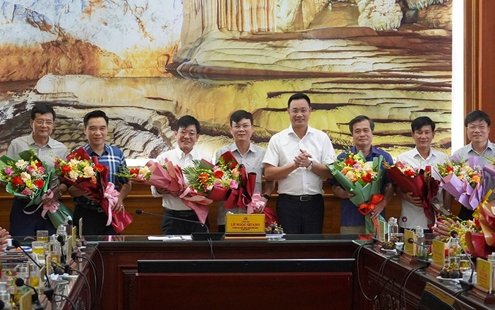 Các cán bộ là giám đốc sở, thủ trưởng các ban, ngành tỉnh Quảng Bình xin nghỉ hưu trước thời điểm sáp nhập với Quảng Trị