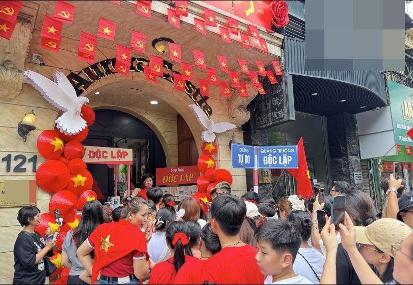 Khắp không gian trong nhà trang trí cờ đỏ sao vàng, hình ảnh Bác Hồ đọc bản Tuyên ngôn độc lập,...Ảnh: FBNV