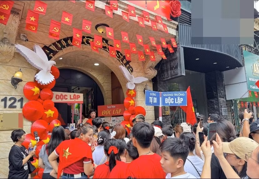 Khắp không gian trong nhà trang trí cờ đỏ sao vàng, hình ảnh Bác Hồ đọc bản Tuyên ngôn độc lập,...Ảnh: FBNV