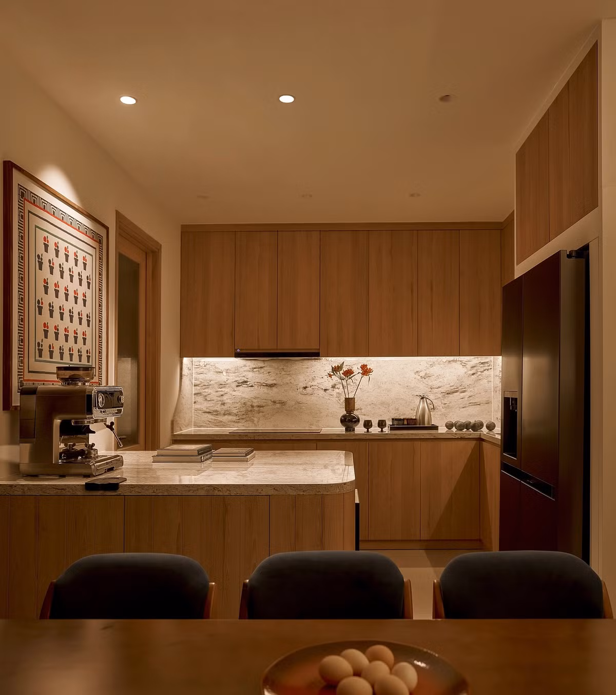 Phòng bếp có bàn đảo tích hợp thêm chỗ đựng đồ. Ảnh: Phú Đào