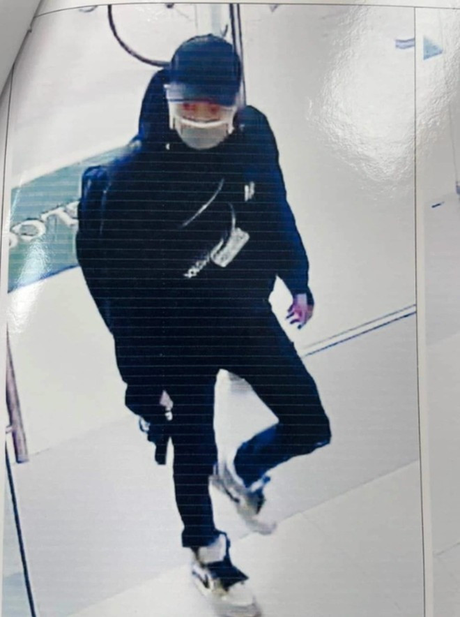 Hình ảnh Nguyễn Văn Nam khi bước vào phòng giao dịch.