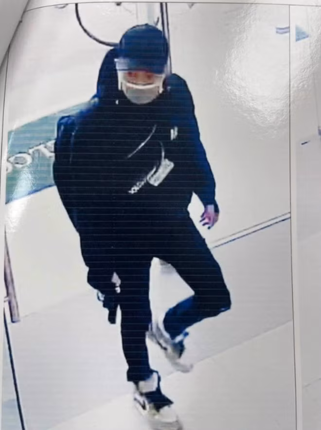 Hình ảnh Nguyễn Văn Nam khi bước vào phòng giao dịch.